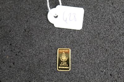 un lingot d'or auquel est attachée une étiquette