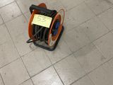 une photo d'une machine à nettoyer les sols posée au sol
