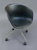 HAY Paire de fauteuils sur roulettes à coque gainée de cuir … (photo 4)