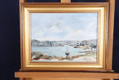 une peinture à l'huile représentant un bateau sur un plan d'eau, posée sur un chevalet en bois