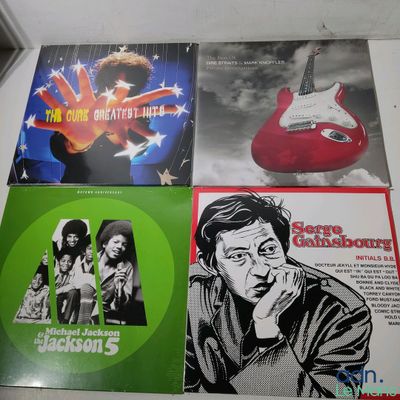 Trois albums vinyles des Jackson Five sont posés sur une table