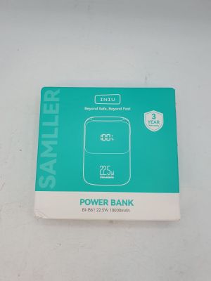 une photo d'une boîte contenant une batterie externe posée sur une table
