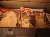 des magazines dans une valise posée par terre dans une pièce