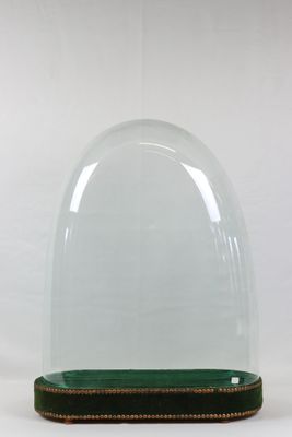 Très importante cloche en verre soufflé et son support en bo…