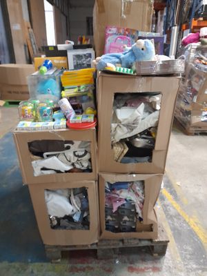 un carton contenant tout un tas d'objets