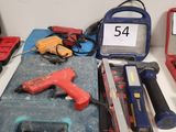 de nombreux outils posés sur une table sur laquelle se trouve un ordinateur portable