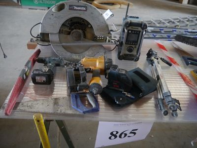une table sur laquelle se trouvent de nombreux outils