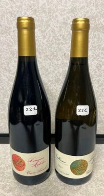 deux bouteilles de vin posées sur un comptoir