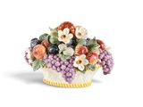 un petit vase orné d'un bouquet de fruits
