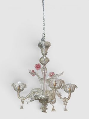 une image représentant un lustre orné de fleurs suspendu au plafond