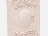 un gros plan sur un livre blanc orné du logo Pokémon