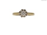gros plan d'une bague en diamant sur fond blanc