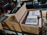 un carton rempli de livres posé sur une table dans une pièce