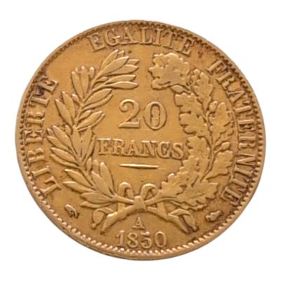 gros plan d'une pièce de monnaie sur fond blanc