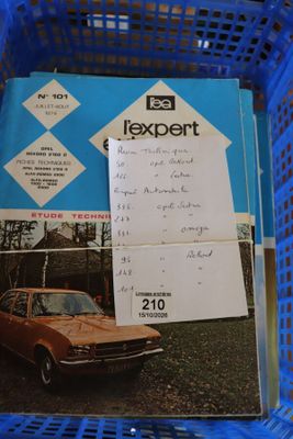 un panier bleu avec une voiture à l'intérieur