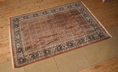 Iran Tapis en laine à fond brique parsemé de fleurs et décor…