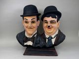 deux portraits en buste de deux hommes portant un chapeau et une cravate
