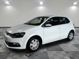 la volkswagen polo blanche est garée sur un carrelage à carreaux