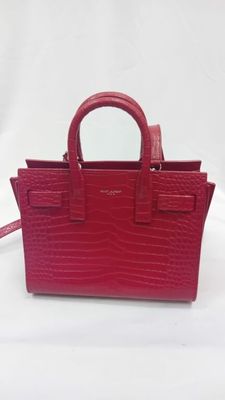 un sac à main rouge sur fond blanc