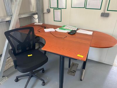un bureau, une chaise et une échelle dans la pièce