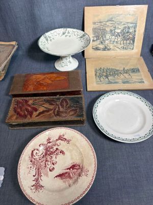 de nombreuses assiettes et bols de toutes sortes sur une table
