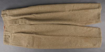 un pantalon beige posé sur une table