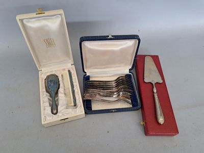 une boîte contenant un couteau, une fourchette et une cuillère