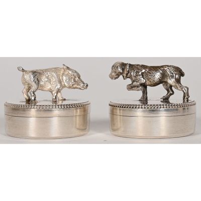 deux figurines en argent représentant un taureau et un ours, posées sur un socle