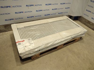 un matelas posé sur une palette devant un mur