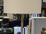 une lampe posée sur une table dans un magasin