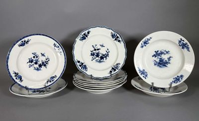 six assiettes en porcelaine bleues et blanches ornées de fleurs bleues