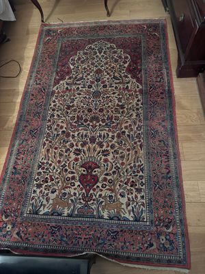 un tapis sur le sol d'un salon
