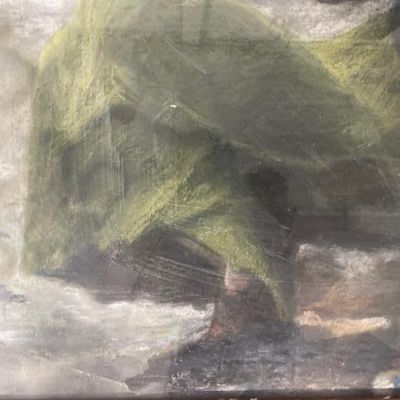 une peinture à l'huile représentant une femme vêtue d'un châle vert, assise sur un rocher