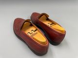 une paire de chaussures rouges posées sur une surface blanche