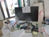 un bureau encombré, sur lequel se trouvent de nombreuses fournitures de bureau