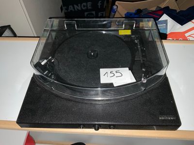 un tourne-disque posé sur une table, avec une étiquette de prix dessus