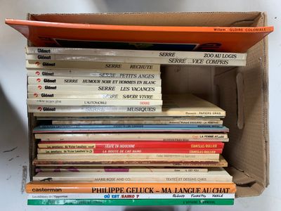 plusieurs livres empilés dans une boîte