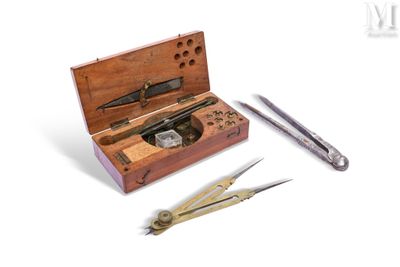 une boîte en bois contenant une paire de ciseaux et une autre paire de ciseaux
