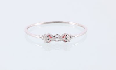 une bague en or blanc sertie de trois diamants