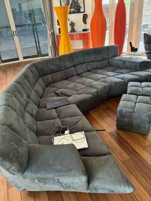 une photo d'un salon avec un grand canapé modulable