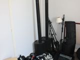 une pièce où s'entassent tout un tas d'instruments de musique par terre