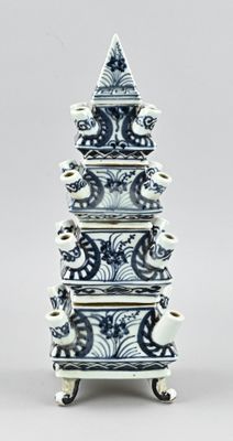 une photo d'une pile d'assiettes bleues et blanches