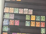 une photo d'une photo représentant une collection de timbres posée sur une table