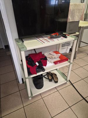 une télévision posée sur une étagère dans une pièce