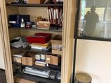 une armoire remplie d'objets, dans une pièce