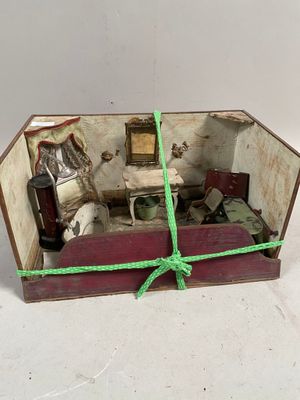 une petite boîte contenant une maison de poupées