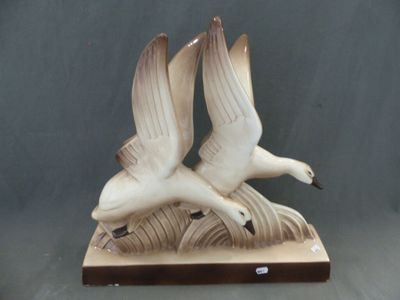 deux oiseaux perchés sur une table