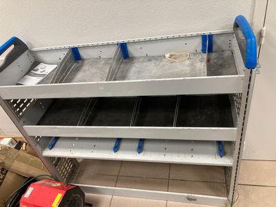 une photo d'une étagère sur laquelle se trouvent quelques outils
