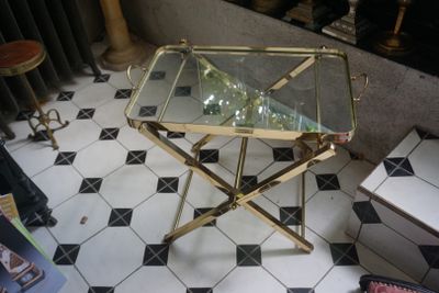 une table en verre posée sur un sol carrelé