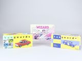 Trois jouets emballés représentant différentes voitures sont présentés sur une surface blanche.